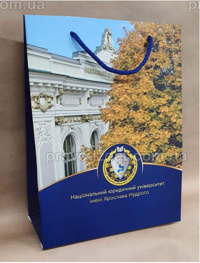 Пакет паперовий із символікою Національного юридичного університету імені Ярослава Мудрого (синій) : Сувенірна продукція - Видавництво "Право"
